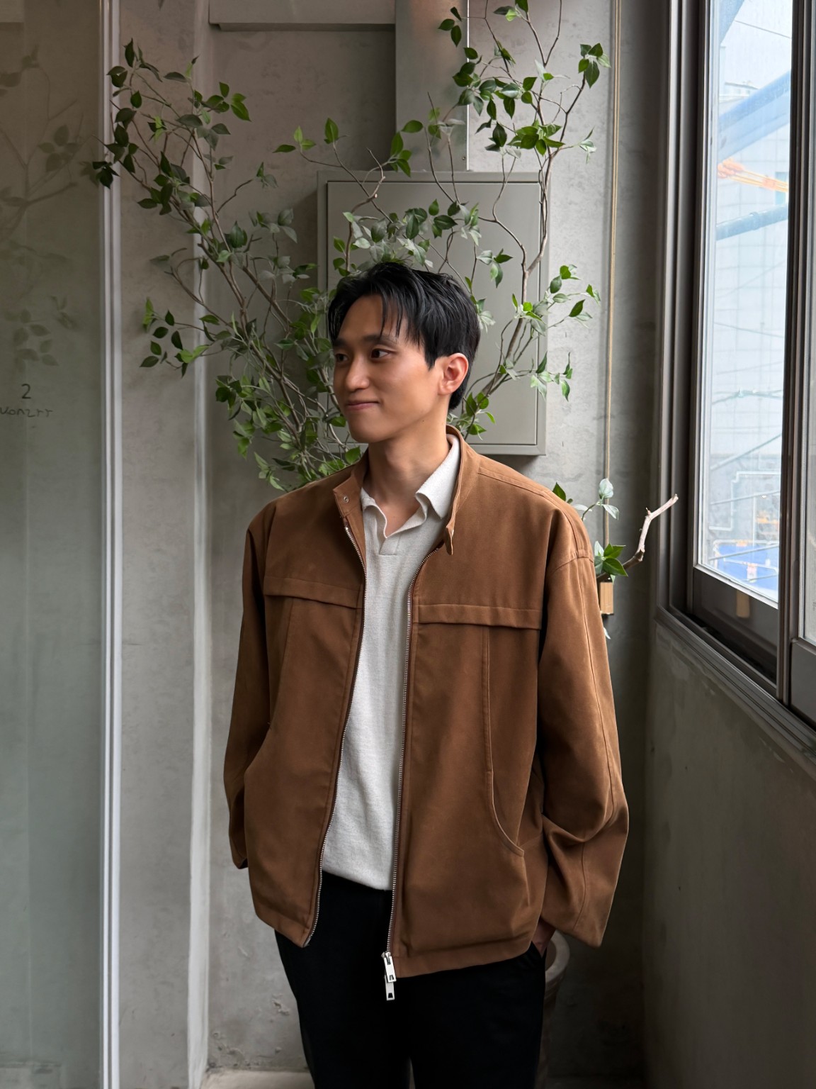 창가에 서 있는 모먼썸 운영자 박재용